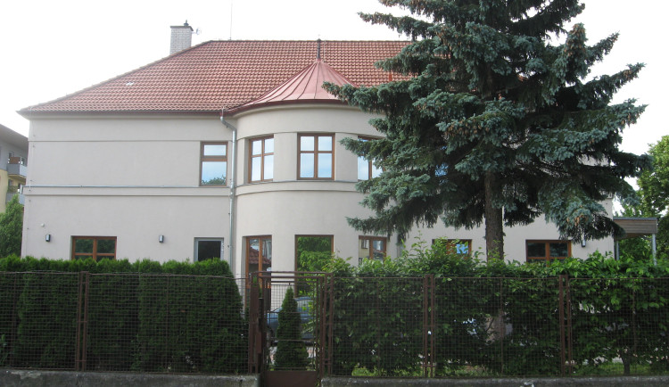 Prostějovská fara u sv. Petra a Pavla byla budována před devadesáti lety. Nyní prošla rozsáhlou opravou