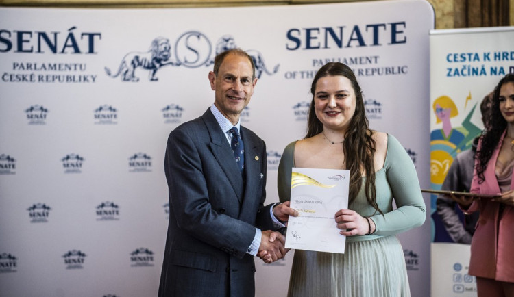 Studentka z Olomouce převzala v Senátu ČR ocenění. Předal jí ho vévoda z Edinburghu