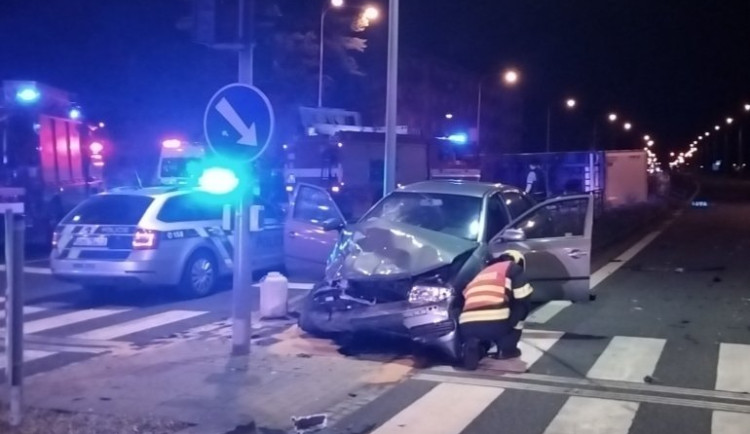 Hasiči nad ránem zasahovali u autonehody na Velkomoravské ulici. Museli řešit převrácený kamion
