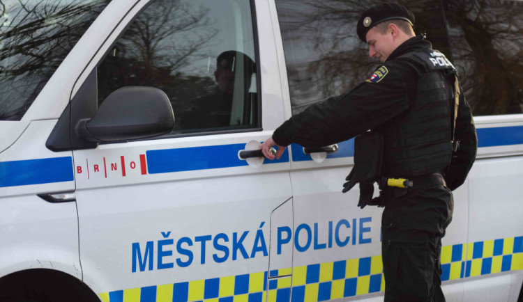 Ze záchodu v brněnské hospodě vyběhla nudistka. Utíkala před neznámou látkou