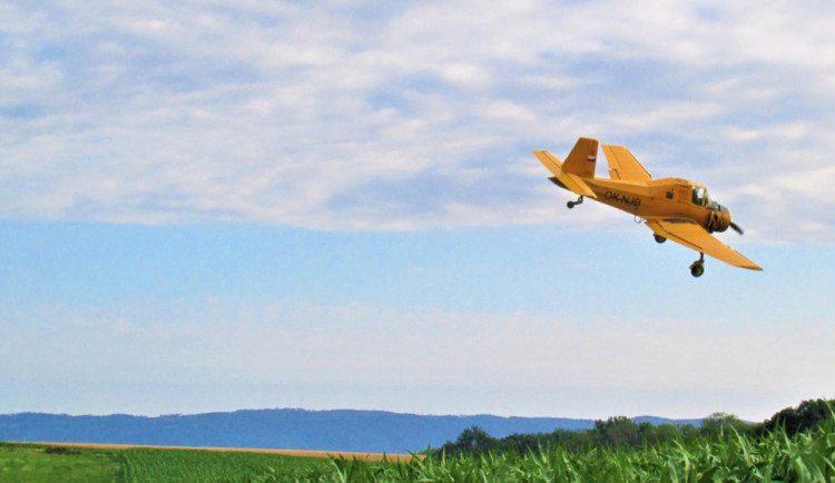 Žlutý aeroplán ošetřuje na Olomoucku kukuřičná pole. Lidé na něj volali policii