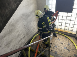 Hasiči likvidují požár ve Slévárně v Řepčíně. Museli zasahovat v dýchacích přístrojích