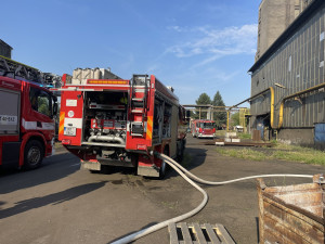 Hasiči likvidují požár ve slévárně v Řepčíně. Museli zasahovat v dýchacích přístrojích