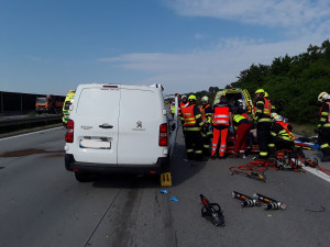 Dálnice D1 je u Hranic ve směru na Prahu kvůli vážné nehodě uzavřená. Pro zraněného letěl vrtulník