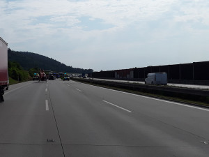 Dálnice D1 je u Hranic ve směru na Prahu kvůli vážné nehodě uzavřená. Pro zraněného letěl vrtulník