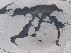 V centru Prostějova se propadla silnice. Příčina je nejasná, možná kanalizace. Město už chystá opravy