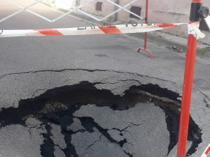 V centru Prostějova se propadla silnice. Příčina je nejasná, možná kanalizace. Město už chystá opravy