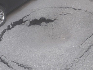 V centru Prostějova se propadla silnice. Příčina je nejasná, možná kanalizace. Město už chystá opravy