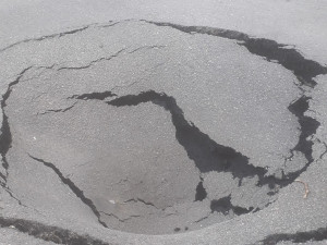 V centru Prostějova se propadla silnice. Příčina je nejasná, možná kanalizace. Město už chystá opravy