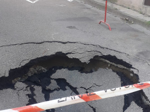 V centru Prostějova se propadla silnice. Příčina je nejasná, možná kanalizace. Město už chystá opravy