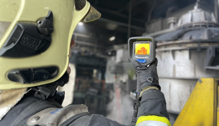 Hasiči likvidují požár ve Slévárně v Řepčíně. Museli zasahovat v dýchacích přístrojích