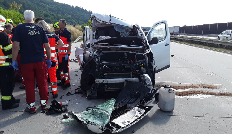 Dálnice D1 je u Hranic ve směru na Prahu kvůli vážné nehodě uzavřená. Pro zraněného letěl vrtulník