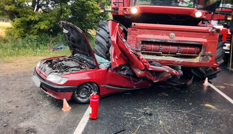 Vážná dopravní nehoda osobního auta a kombajnu v Křelově-Břuchotíně na Olomoucku