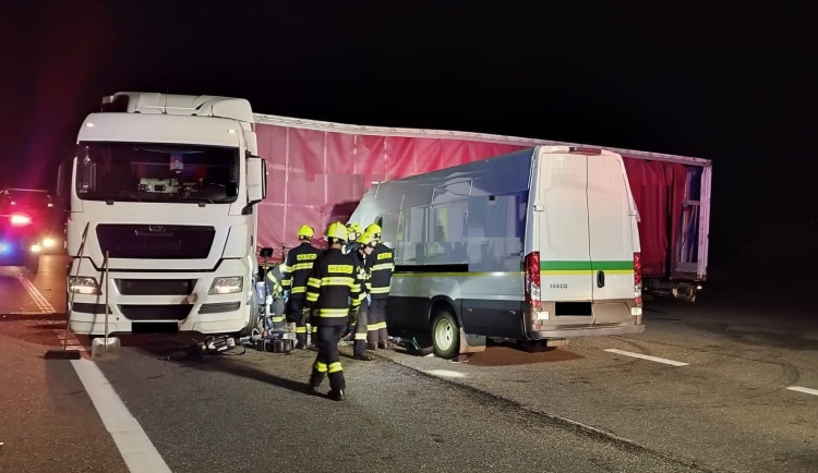 Muž v náklaďáku se otáčel u odbočky na Antonínův Důl a střetl se s dodávkou na hlavní. Její řidič na místě zemřel