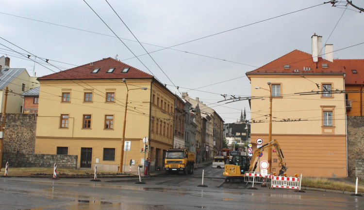 VIDEO: V centru Jihlavy se roky propadá vozovka. Spodní vjezd na náměstí je teď uzavřený