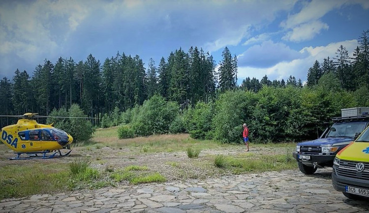 VIDEO: Pro turistu do Jeseníků musel letět vrtulník. Muž uklouzl a poranil si nohu