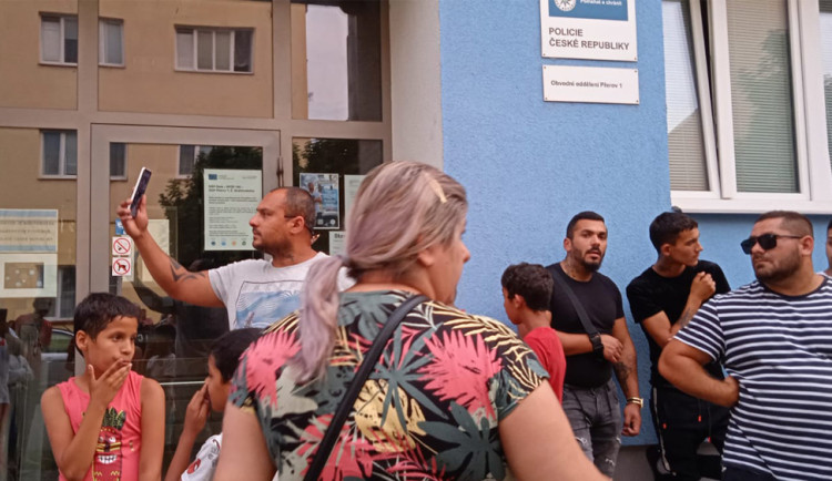 Romové protestovali před policejní služebnou v Přerově
