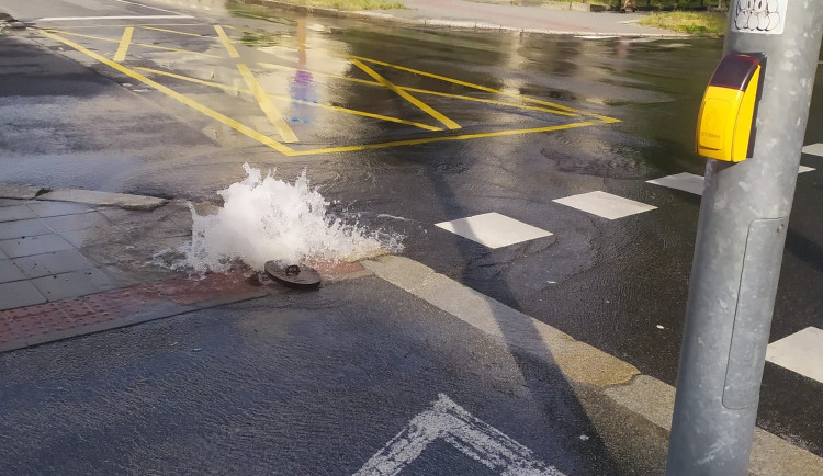 VIDEO: Velká část Jihlavy je dnes bez vody, na Tolstého se ale objevil „vodotrysk". Může za něj odkalování hydrantů