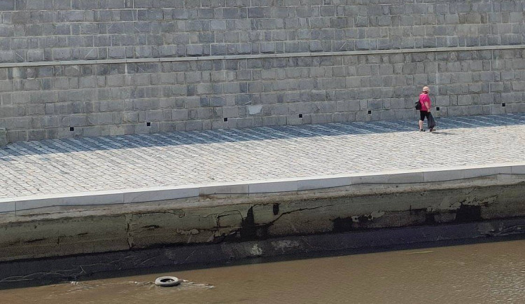 Na nosné zdi nové náplavky v Olomouci jsou praskliny a díry. Je to kosmetická vada, tvrdí Povodí Moravy