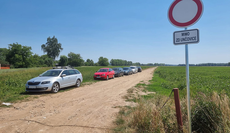 Úspora za parkování, blok pro zemědělce. U koupaliště Náklo komplikují žně neukáznění řidiči