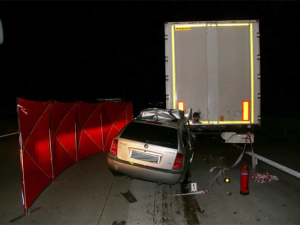 Na D1 přišel o život čtyřiadvacetiletý řidič. U Hranic narazil do kamionu v koloně