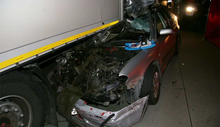 Na D1 přišel o život čtyřiadvacetiletý řidič. U Hranic narazil do kamionu v koloně