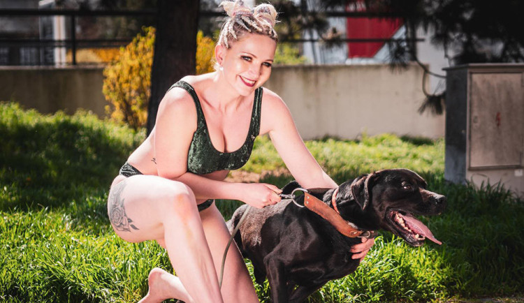 Backstage snímek z focení kalendáře Pole Dogs na rok 2024