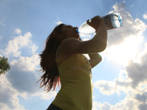 Odbornice: Tělo potřebuje v horku až čtyřikrát víc vody, pohyb lépe pomalejší