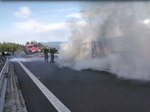 Uzavřená silnice první třídy. Nad Červenohorským sedlem hořela dodávka