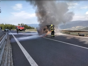 Uzavřená silnice první třídy. Nad Červenohorským sedlem hořela dodávka