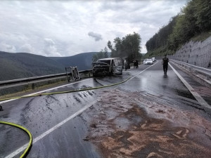 Uzavřená silnice první třídy. Nad Červenohorským sedlem hořela dodávka