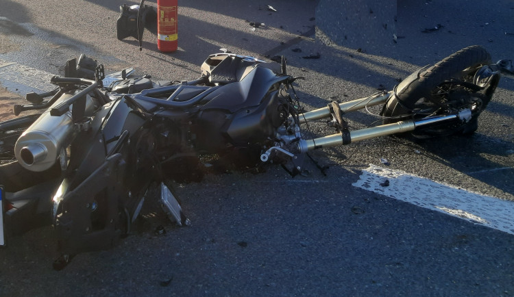 FOTO: Auto se v křižovatce srazilo s motorkou, její dva pasažéři se zranili. Letěl pro ně vrtulník