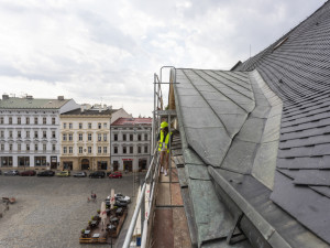 Prázdninové omlazení. Fasáda olomouckého divadla prochází opravou