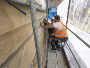 Prázdninové omlazení. Fasáda olomouckého divadla prochází opravou