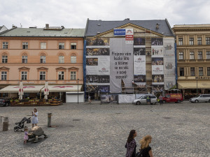 Prázdninové omlazení. Fasáda olomouckého divadla prochází opravou
