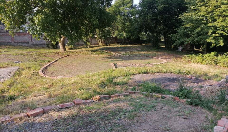 Do ohraničených srdcí vysadili zahradníci luční kvítí, které má zpestřit venkovní část areálu hospice