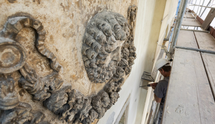 Prázdninové omlazení. Fasáda olomouckého divadla prochází opravou