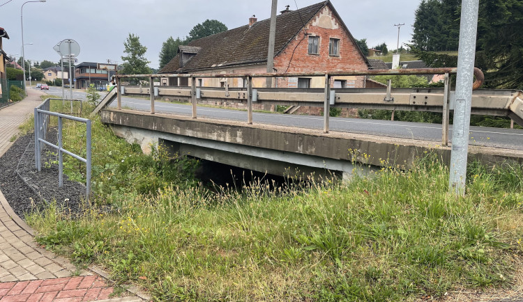 Dopravu na hlavním průtahu Trutnovem zkomplikuje oprava mostu