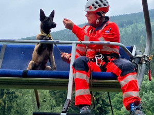 Uvízlý paraglidista a výcvik služebních psů. V Jeseníkách proběhlo mezinárodní cvičení Horské služby