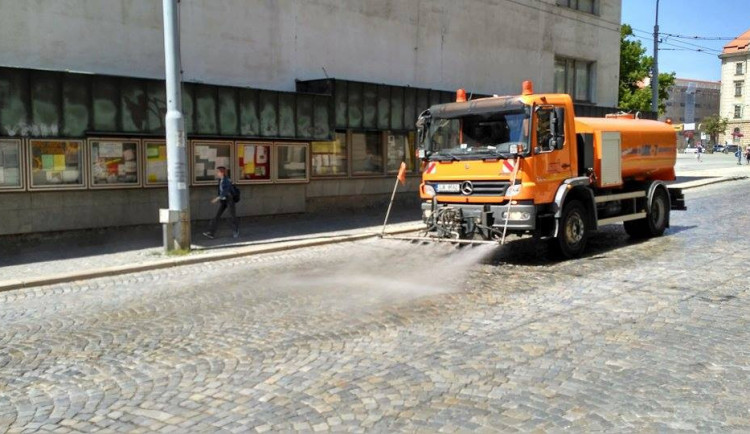 Méně prachu, chladnější dlažba. Ulicemi Jihlavy denně projíždí kropicí auto, vejde se do něj sedm kubíků vody