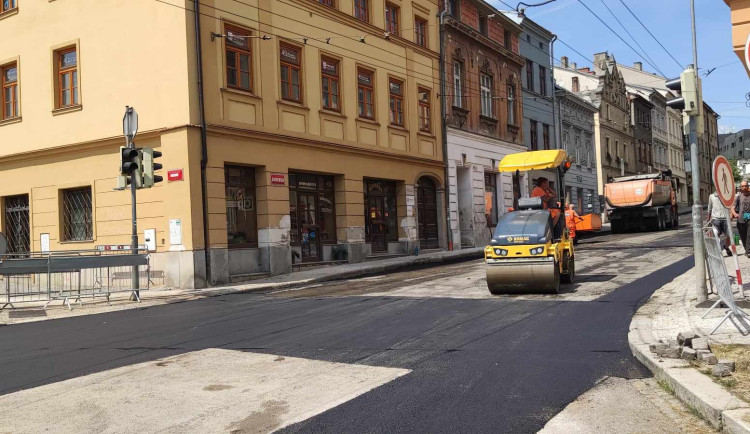 Konec uzavírky, v pátek se znovu otevře jihlavská Znojemská ulice. Propadlá vozovka je téměř opravená