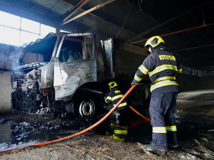 VIDEO: Požár náklaďáku poškodil halu ve Šternberku. Škoda je přes šest milionů