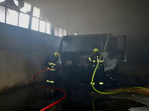 Požár náklaďáku poškodil halu na Šternbersku. Škoda je přes šest milionů