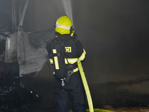 Požár náklaďáku poškodil halu na Šternbersku. Škoda je přes šest milionů