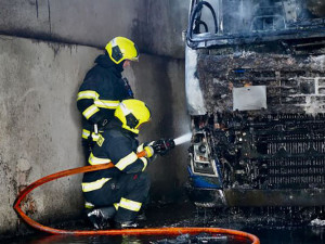 Požár náklaďáku poškodil halu na Šternbersku. Škoda je přes šest milionů