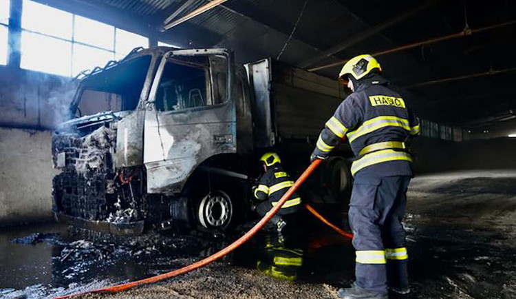 Požár náklaďáku poškodil halu na Šternbersku. Škoda je přes šest milionů