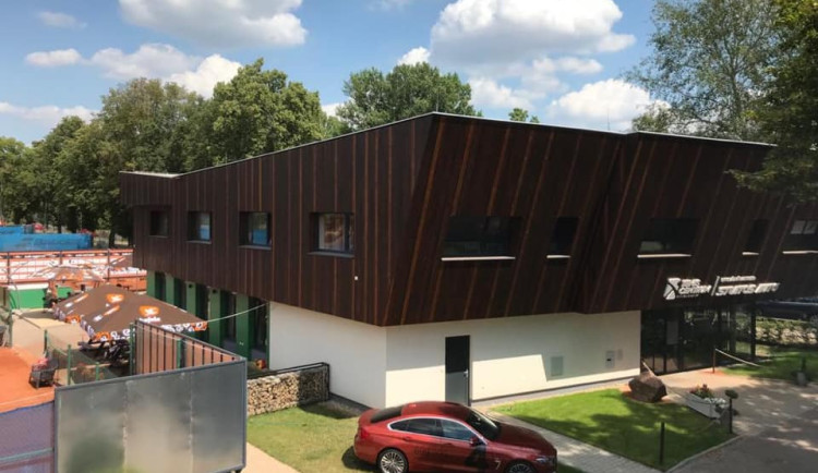 K tenisovému centru v Hradci Králové vede nová cesta, zlepší se tady i parkování