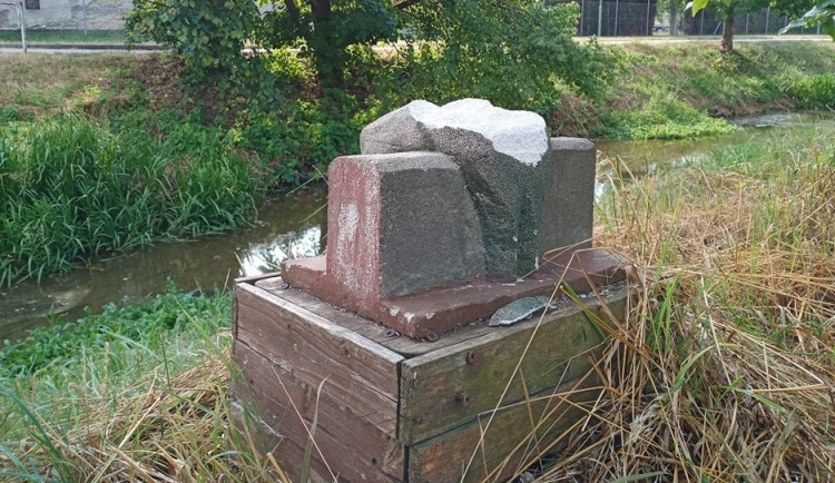 Ve Vrahovicích vandal zničil sochu Vodníka. Arboretum ji opraví, ale vystavovat už nebude