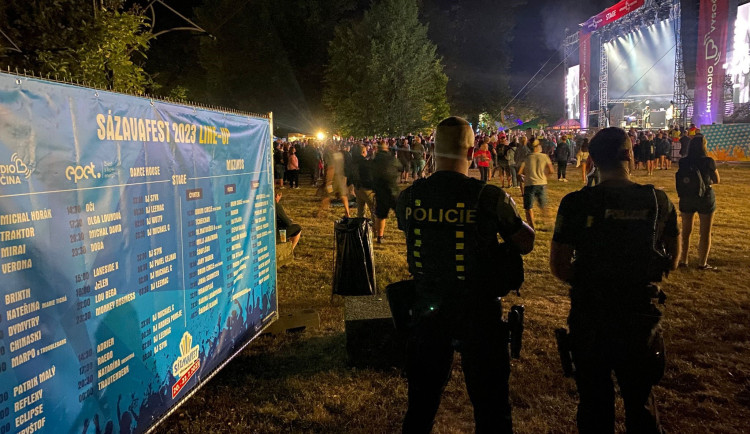 Sázavafest, den první. Silně opilý muž obtěžoval své okolí i hlídku, policie ho odvezla do Jihlavy na záchytku