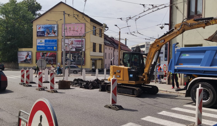 VIDEO: Obrňte se trpělivostí, začala oprava na rušné křižovatce u Zverimexu. Je otevřený jen jeden pruh